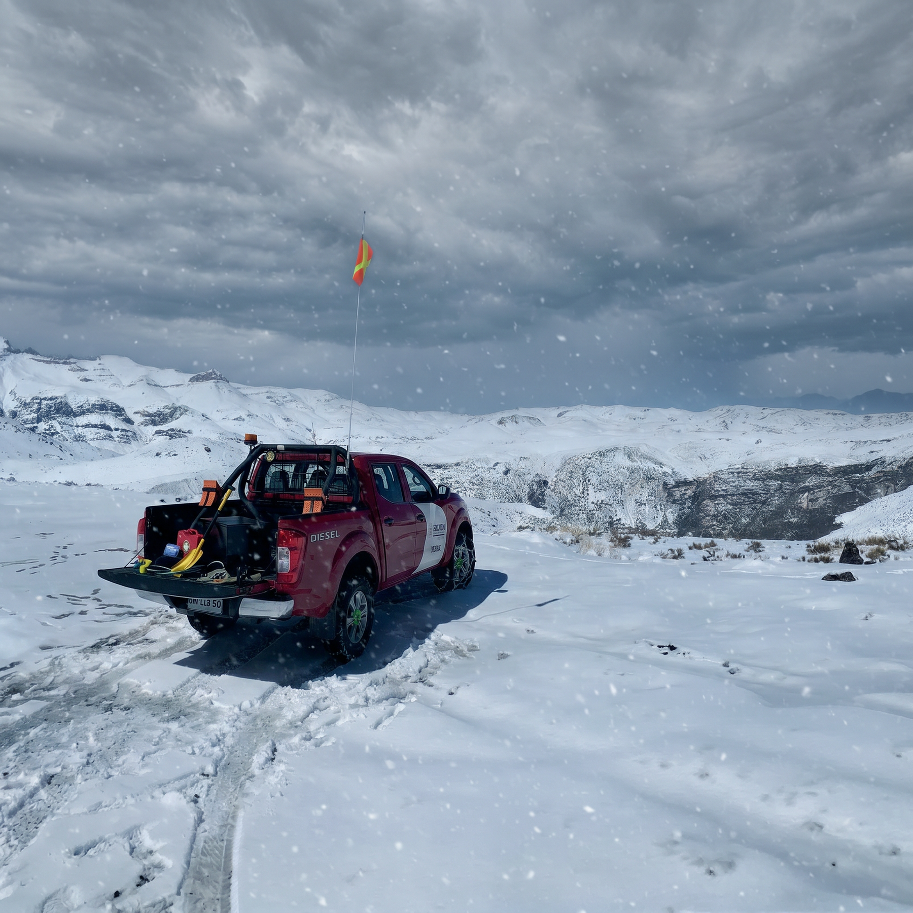 Equipamiento Minero Socadin - camioneta SOCADIN con accesorios en cordillera nevada
